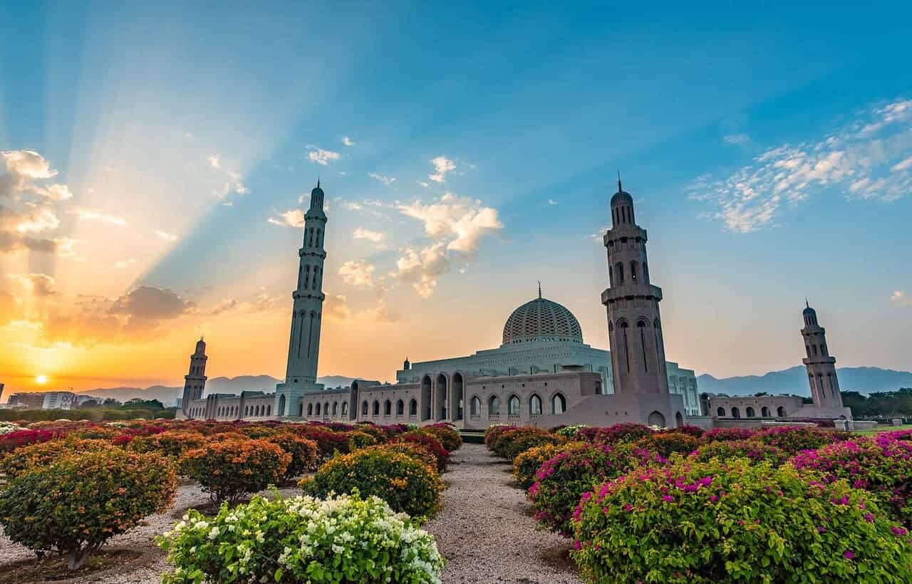 أفضل 10 أماكن يجب زيارتها في مسقط - المسجد السلطان قابوس الكبير
