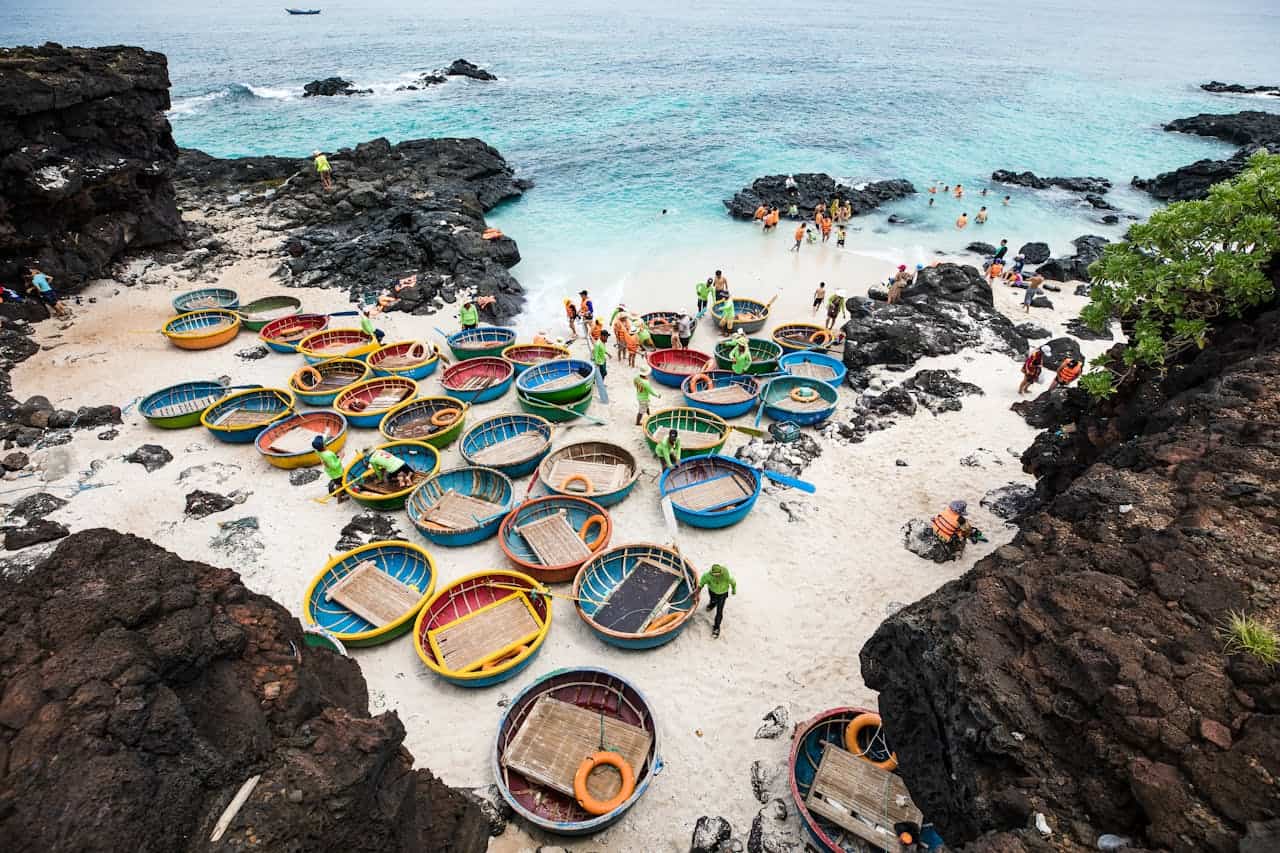 دليل السياحة في فيتنام - Sky Life Holidays - سكاي لايف للعطلات قوارب صغيرة في فيتنام