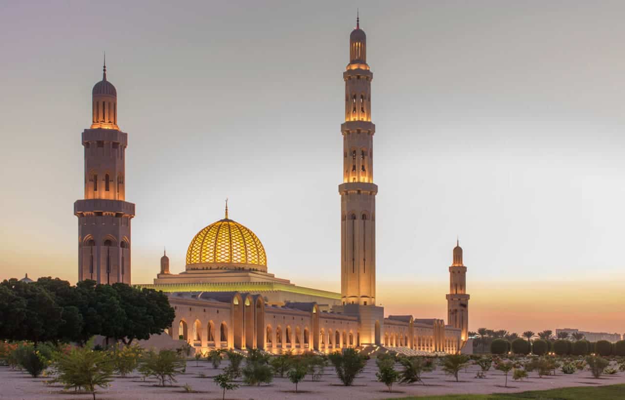 جامع السلطان قابوس - السياحة في صلالة.. رحلة بين الشواطئ الجذابة والكهوف العجيبة
