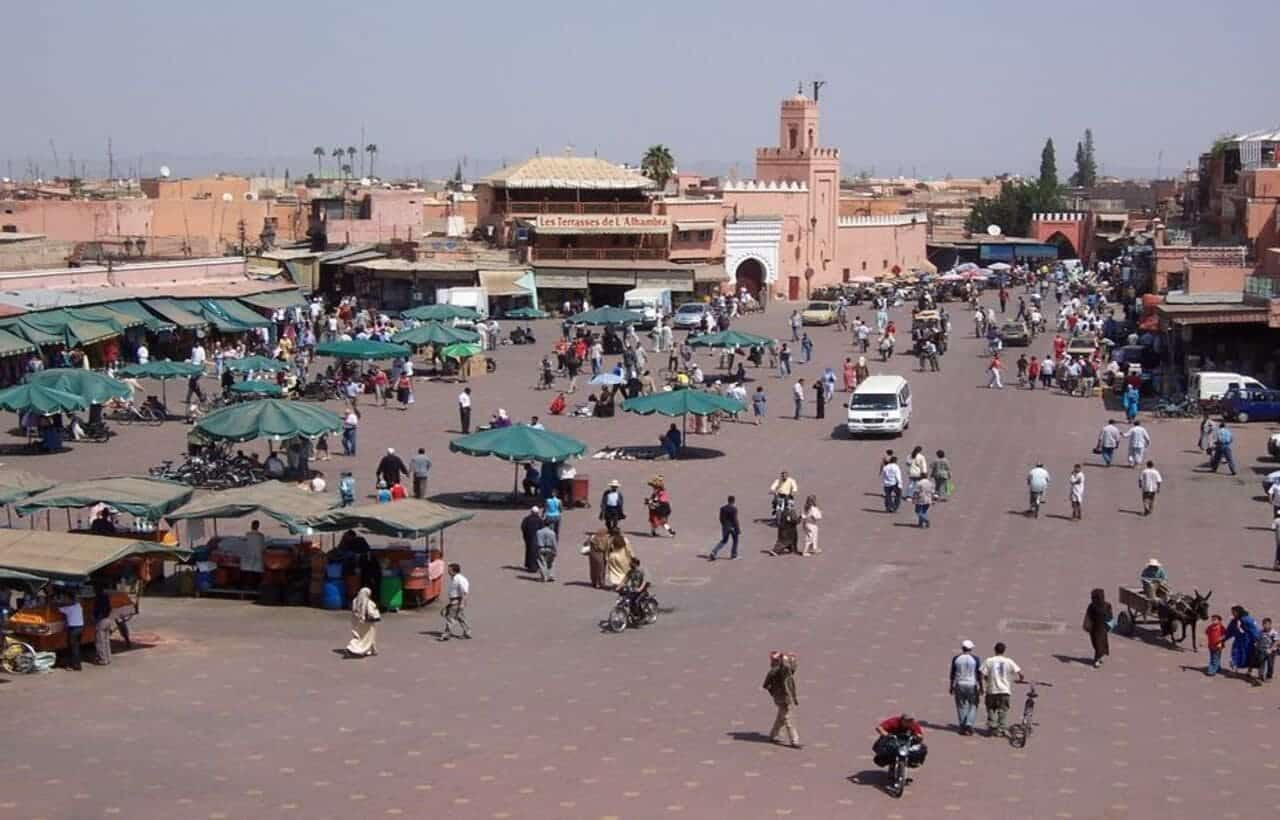 السياحة في مراكش.. استمتع بجمال المدينة الحمراء وتراثها العريق - Sky Life Holidays - سكاي لايف للعطلات ساحة جامع الفنا