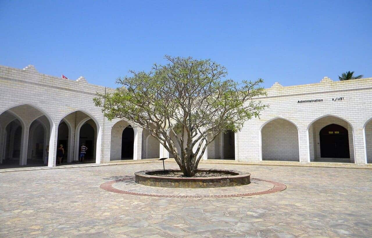 متحف أرض اللبان - السياحة في صلالة.. رحلة بين الشواطئ الجذابة والكهوف العجيبة