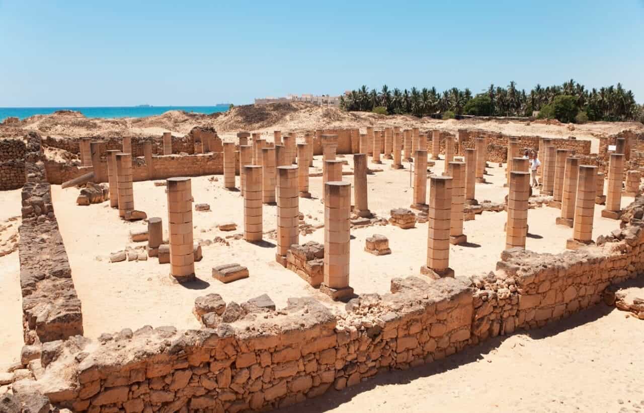 منتزه البليد الأثري - السياحة في صلالة.. رحلة بين الشواطئ الجذابة والكهوف العجيبة