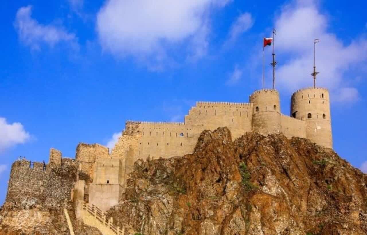 السياحة في مسقط.. رحلة بين المعالم التاريخية والأسواق النابضة بالحياة - Sky Life Holidays - سكاي لايف للعطلات قلعة مطرح