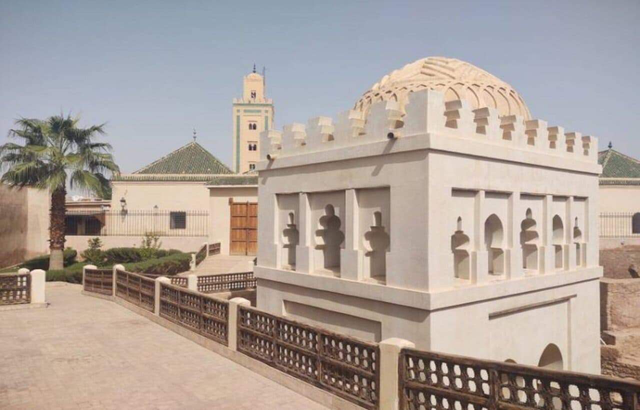 السياحة في مراكش.. استمتع بجمال المدينة الحمراء وتراثها العريق - Sky Life Holidays - سكاي لايف للعطلات القبة المرابطية