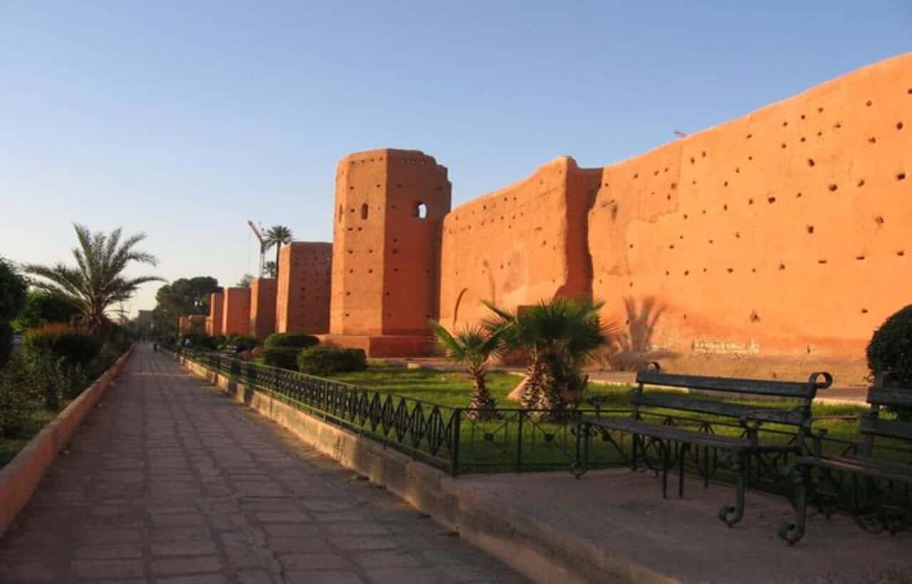 السياحة في مراكش.. استمتع بجمال المدينة الحمراء وتراثها العريق - Sky Life Holidays - سكاي لايف للعطلات سور مراكش
