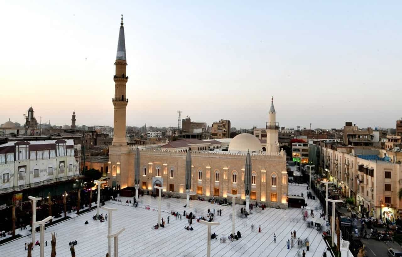 شارع المعز ومسجد الإمام الحسين