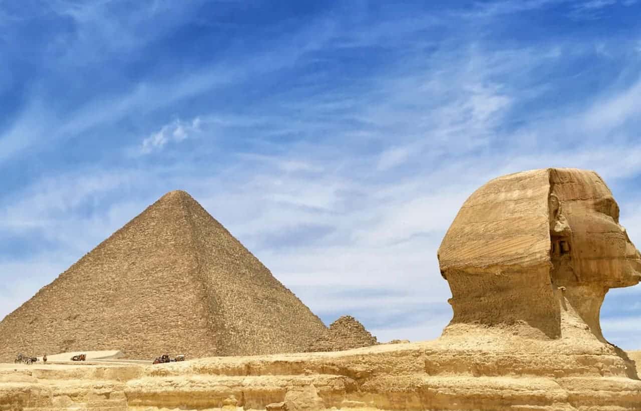 قائمة بأجمل المعالم السياحية في العالم - Sky Life Holidays - سكاي لايف للعطلات أهرامات الجيزة (مصر – ٢٥٦٠ ق. م)