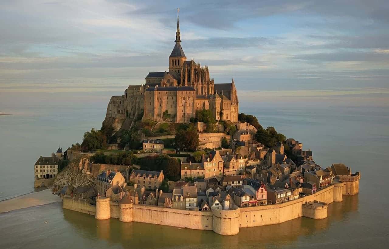 قائمة بأجمل المعالم السياحية في العالم - Sky Life Holidays - سكاي لايف للعطلات جبل القديس ميشيل (فرنسا – 4500 ق. م)