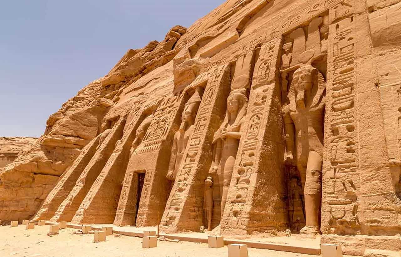 قائمة بأجمل المعالم السياحية في العالم - Sky Life Holidays - سكاي لايف للعطلات معبد أبو سمبل (مصر – ١٢٧٤ ق. م)
