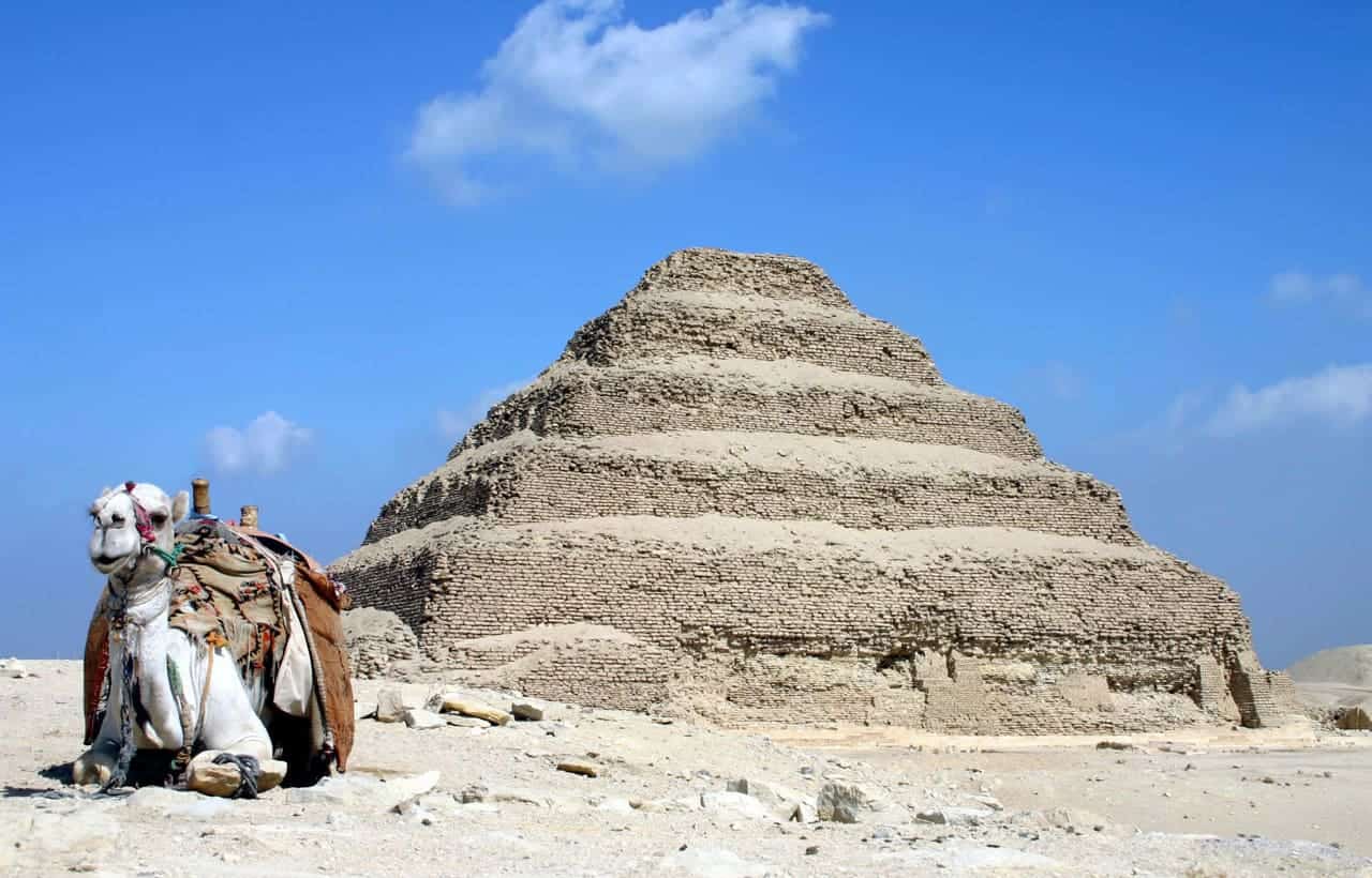 قائمة بأجمل المعالم السياحية في العالم - Sky Life Holidays - سكاي لايف للعطلات هرم زوسر (مصر – ٢٦٥٠ ق. م)